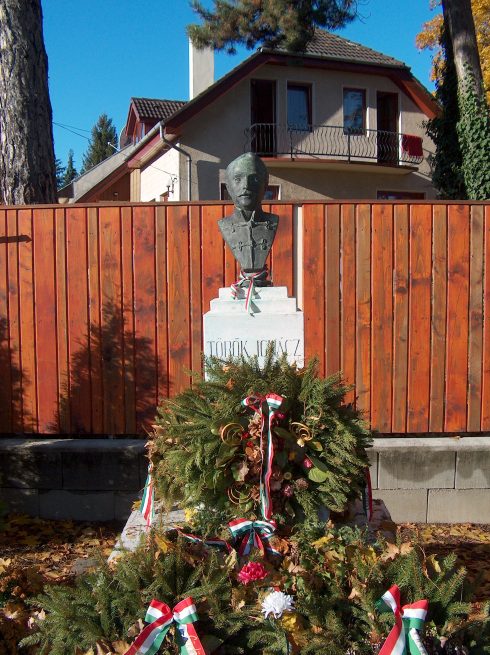 Csikász László- Török Ignác szobra- a Honvéd utca és Török Ignác utca sarkán.