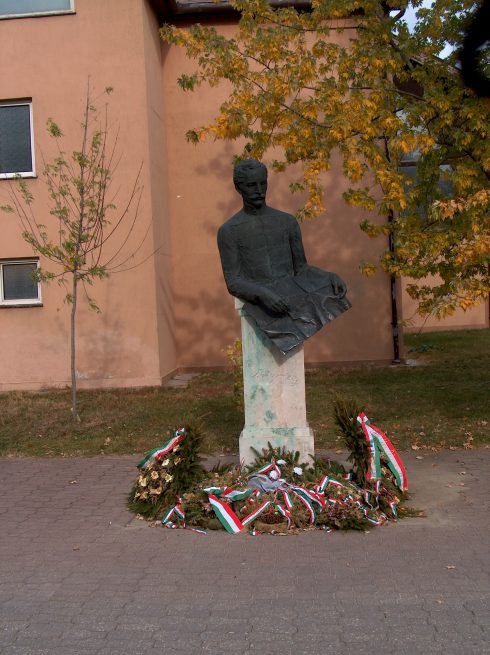 Tóth Zoltán- Török Ignác szobra a Török Ignác Gimnázium mellett.