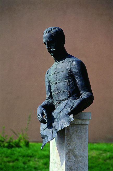 Tóth Zoltán- Török Ignác szobra a Török Ignác Gimnázium mellett.