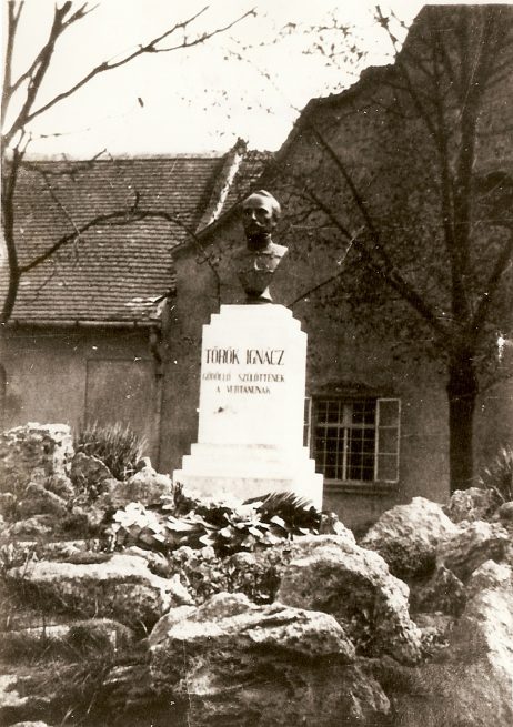 Török Ignác szobra az eredeti helyén a mai Szabadság központi részén út déli oldalán a barokk lakóház közelében 1938-ban.