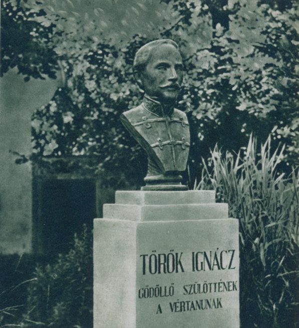 Török Ignác szobra az eredeti helyén a mai Szabadság központi részén út déli oldalán a barokk lakóház közelében.